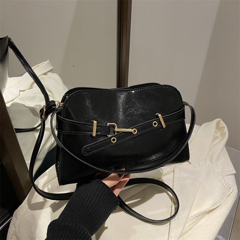 New Shoulder Bag For Spring And Summer Niche Temperament Women's Shell New Free Delivery Designer Bag Bag Luxury Bag Fashionable Simple Crossbody