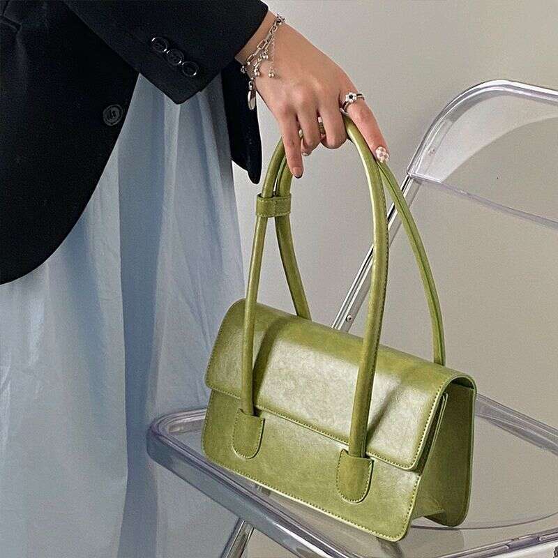 Small niche design armpit for women 2025 new fashion oil wax leather mailman bag, high-end feel handbag shoulder bag trend