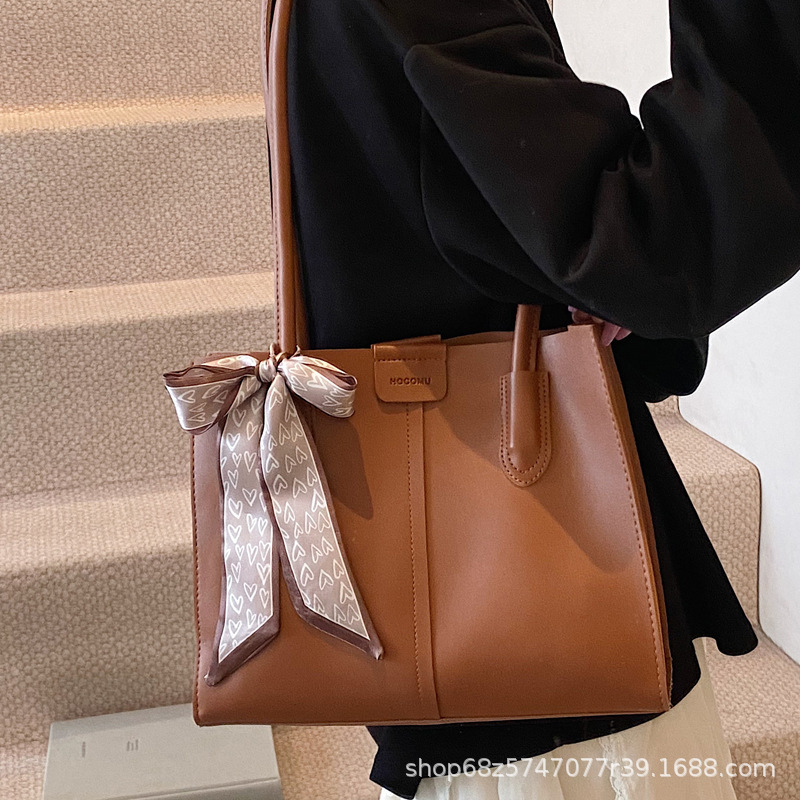 New Simple and Fashionable Large Capacity Underarm Luxury Casual Women's Commuter Shoulder Bag Retro High Texture Designer Versatile Commuter Bag