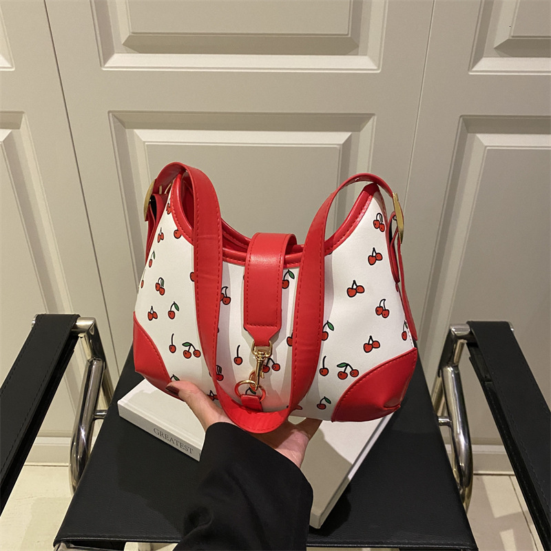 Simple Large Capacity Crossbody Women's 2025 New Free Delivery Luxury Bag Designer Bag New Versatile Strawberry Printed Single Shoulder Armpit Ba