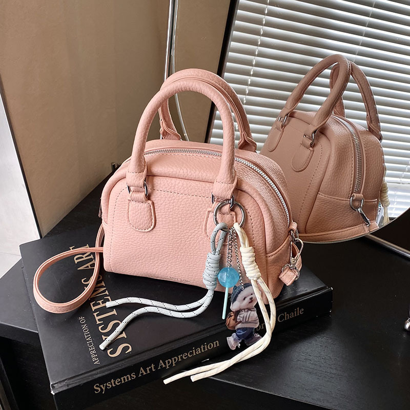 Free shipping on 2025 new designer bags Advanced handbag for women fashionable trendy bowling casual and simple single shoulder bag mini shell bag