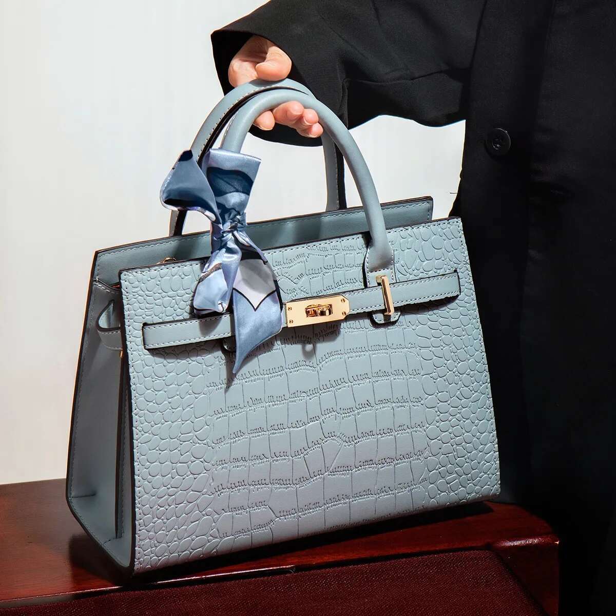 Fashionable Crocodile Pattern Handbag Soft Polyester Lining Zipper Closure Women's Stylish Mommy Tote Bag Trendy Middle-Aged