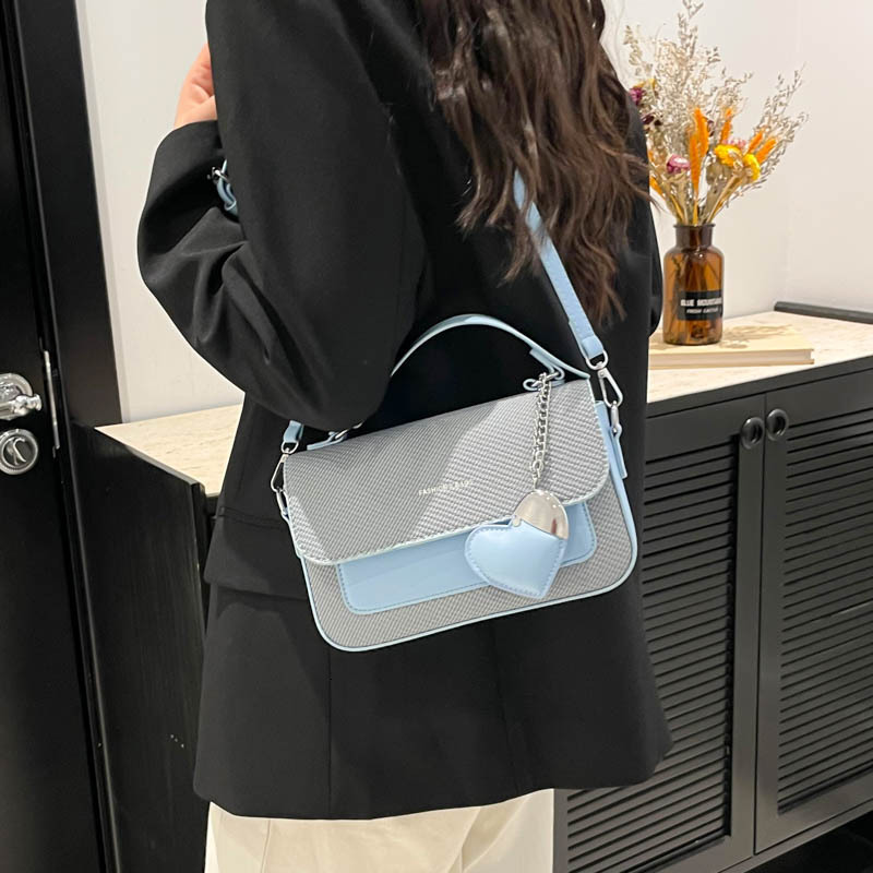 Fashion niche hand-held small square for women in summer 2025, new Korean textured commuting Western style single shoulder crossbody bag