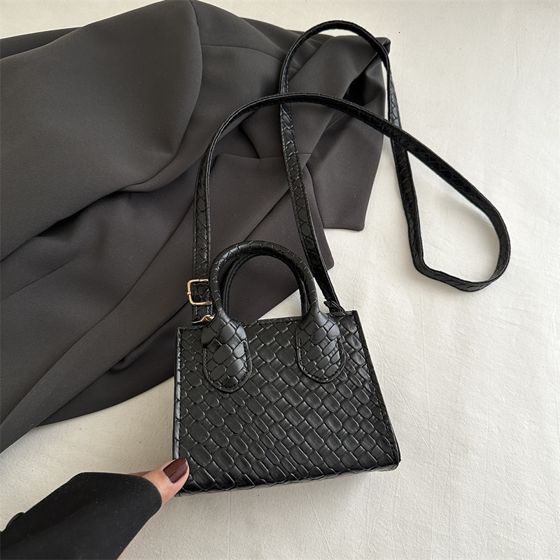 Solid Color Simple And Fashionable Diamond Grid Pattern 2025 Casual Summer New Large Capacity Handheld Small Square New Free Delivery Designer Bag Lux