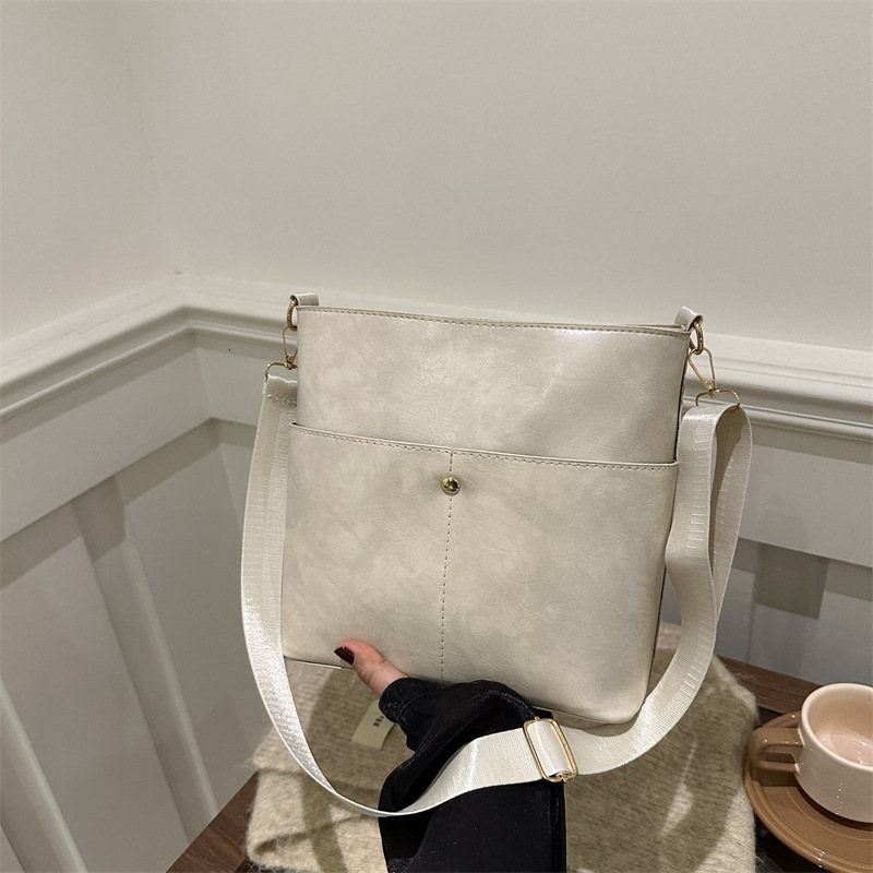 2025 Spring Trendy Internet Celebrity New Single New Free Delivery Designer Bag Shoulder Luxury Bag Female Korean Edition Commuter Large Capacity Stud