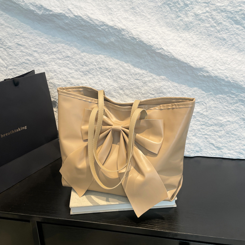 Bow Shaped Large Capacity Tote Luxury Bag New Free Delivery Designer Bag Bag For Women New Niche Highend Soft Face Commuting Handbag Shoulder Bag Crea