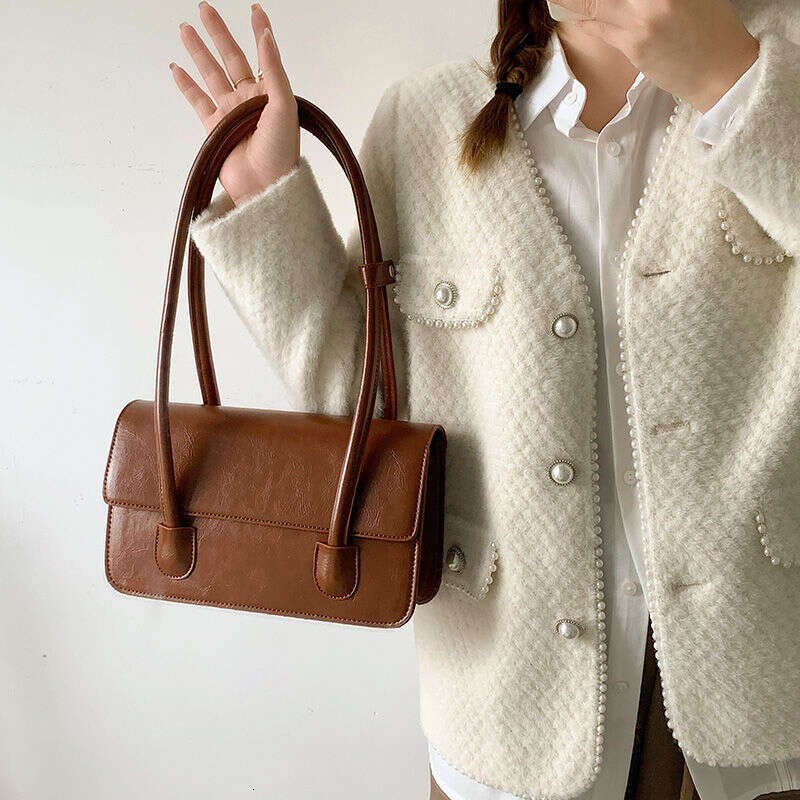 Small niche design armpit for women 2025 new fashion oil wax leather mailman bag, high-end feel handbag shoulder bag trend