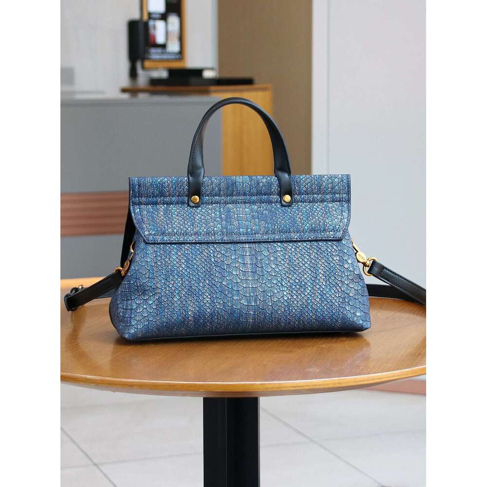 2025 New Retro Commuter Snake-Shaped Handbag Advanced Texture Temperament Fashion Shoulder Slung Small Square Bag Simple