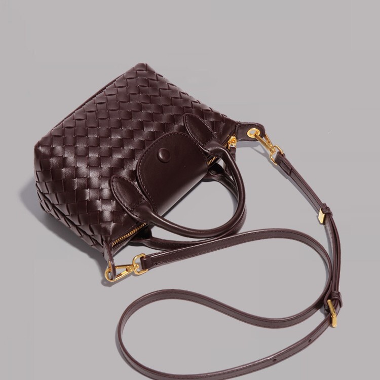 New handmade dumpling bag, fashionable bucket bag, new minimalist women's crossbody bag, high-end texture, trendy diamond grid woven bag, versati