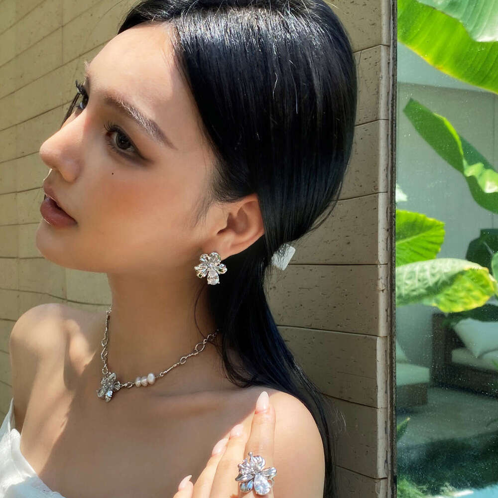 Boonee alus2024 new flower for women, light , high-end texture, dia inlaid temperament, niche earrings