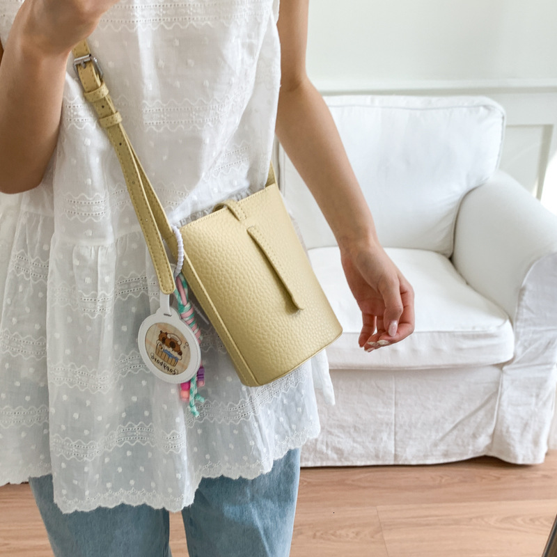 2025 new Korean version solid color bucket for women, fashionable, simple commuting shoulder bag, stylish and versatile crossbody bag
