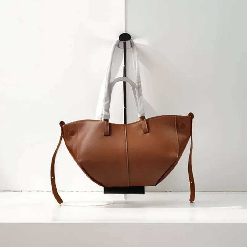 Classic Elegant Style Large Capacity Wing Crossbody Handbag Retro European American Niche Bucket Armpit Tote Bag Fashion