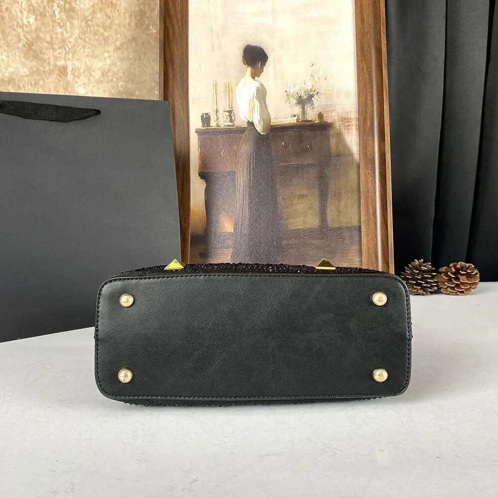 Shining Style Handbag 2025 New European And American Women's Bag Rivet Water Dia Decoration Light Single