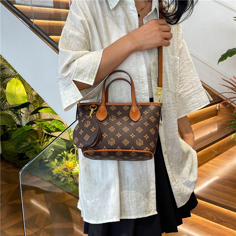 Free shipping 2025 new designer bag, fashionable commuting high-end texture printed shoulder bag for women