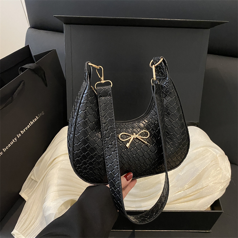 Sweet Girl Heart 2025 Knitted Pattern New Style Simple Luxury Bag And Fashionable Bow Armband New Free Delivery Designer Bag Shoulder Bag With Advance