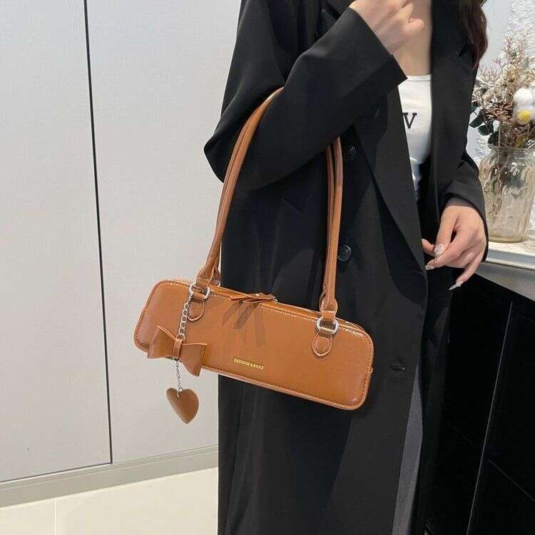 Large capacity women 2025 fashionable new single shoulder armpit with high-end texture for work and commuting baguette bag