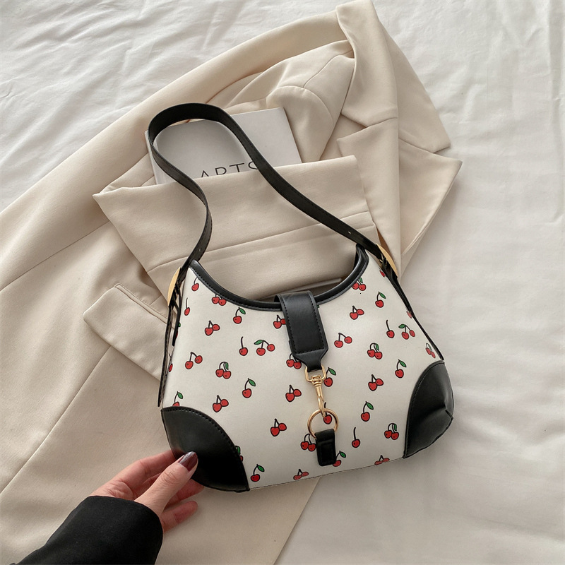 Simple Large Capacity Crossbody Women's 2025 New Free Delivery Luxury Bag Designer Bag New Versatile Strawberry Printed Single Shoulder Armpit Ba
