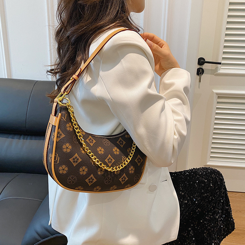 Free shipping 2025 new designer bag fashionable commuting tote bag premium texture printed single shoulder diagonal cross armpit bag