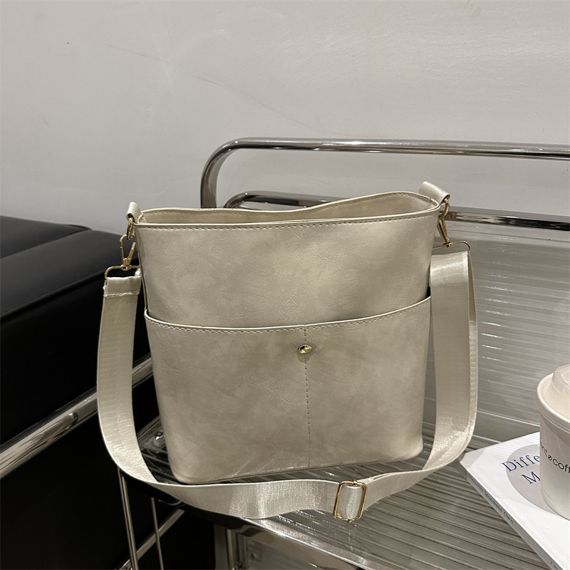 2025 Spring Trendy Internet Celebrity New Single New Free Delivery Designer Bag Shoulder Luxury Bag Female Korean Edition Commuter Large Capacity Stud
