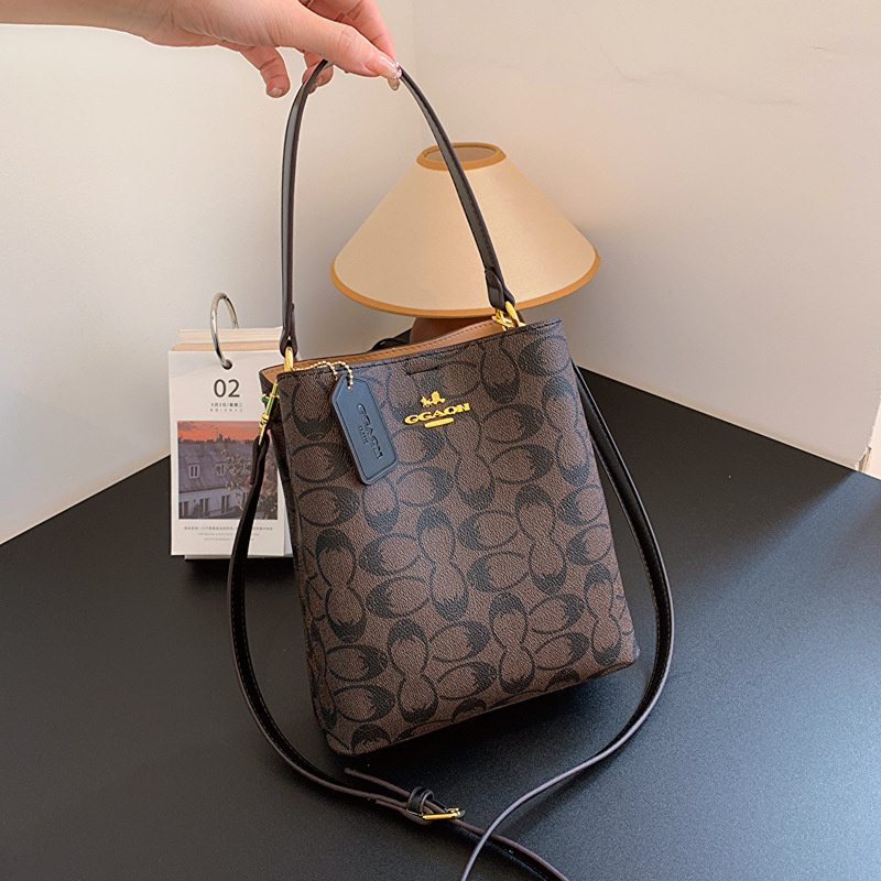 free shipping designers bags for womens 2025 New Fashionable Printed Handbag Versatile Large Capacity Single Shoulder Diagonal Span Bag Water Bucket B