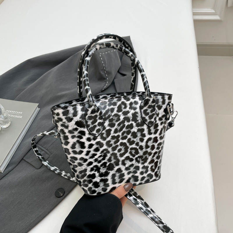 Crossbody Women's Leopard Luxury Bag Print Single Shoulder 2025 New Trendy Summer New Free Delivery Designer Bag Casual Fashionable Small Bag Jap