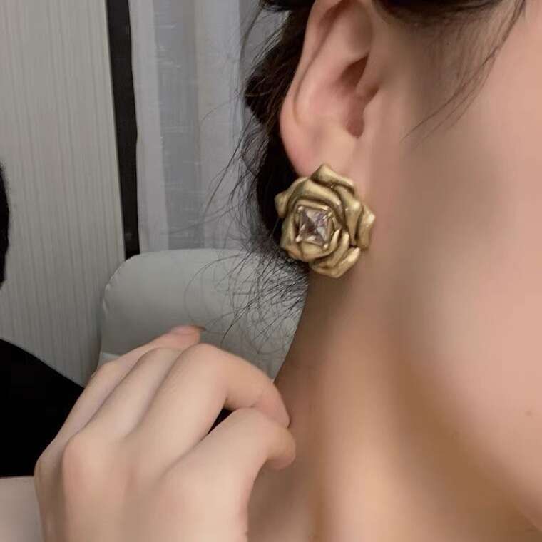 Middle aged small fragrant style gold three-dimensional camellia flower studded with dias earrings, grand and elegant, ladies' high-end