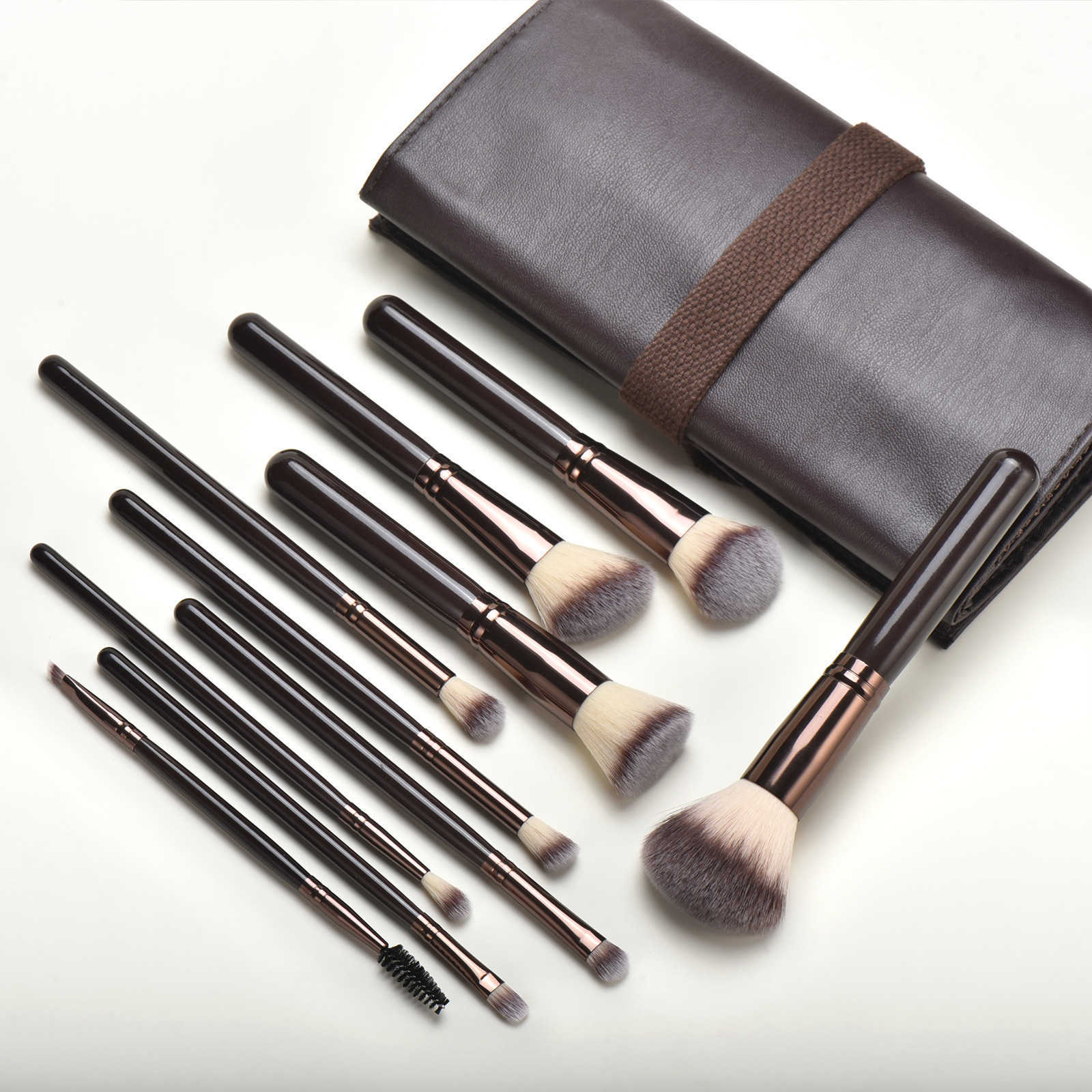 A complete set of single-piece makeup brushes, loose powder brushes, blush brushes, foundation brushes, concealer brushes, lip brushes, and nail and b