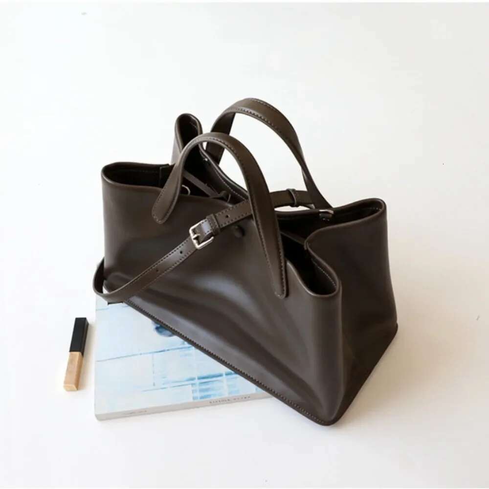 New Moda Simple Large Capacity Exposure Handbags Women Office Casual Dermis Totes Minority Commuter French Style Messenger Bags