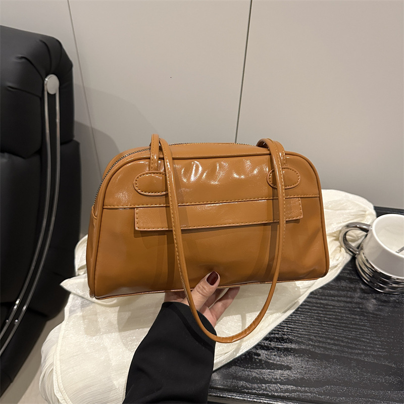 2025 Spring And Summer New Free Delivery Designer Bag Niche Design Handheld Underarm Luxury Bag Bowling Versatile Style Single Shoulder Women's B