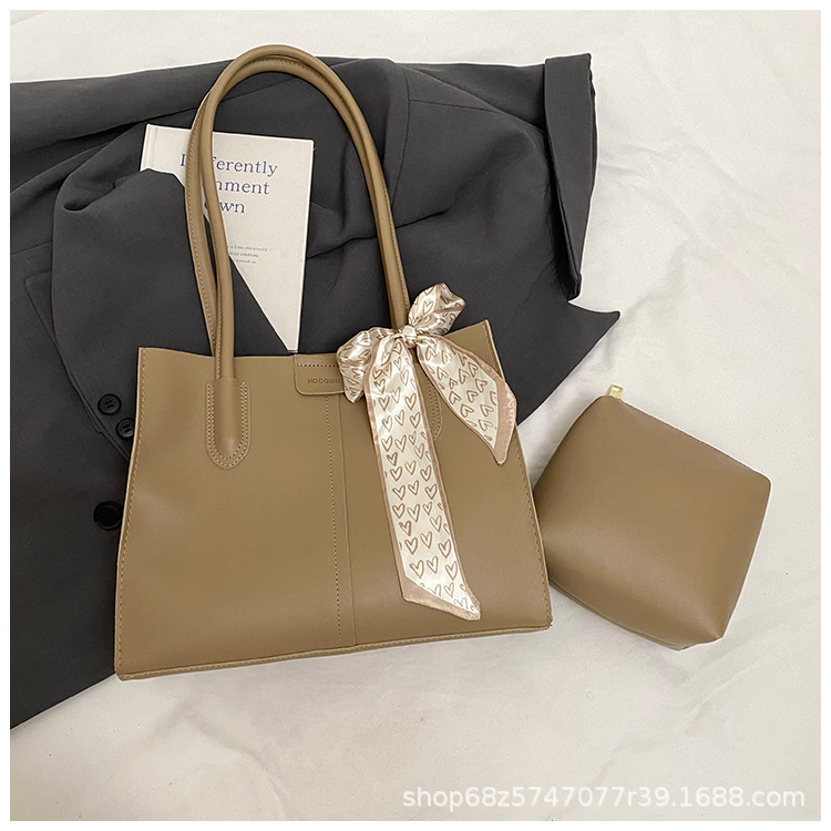 New Simple and Fashionable Large Capacity Underarm Luxury Casual Women's Commuter Shoulder Bag Retro High Texture Designer Versatile Commuter Bag