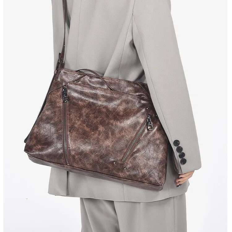 European/American Oil Wax Leather Square Large Capacity Shoulder Light Fashion High-End Feeling Crossbody Bag