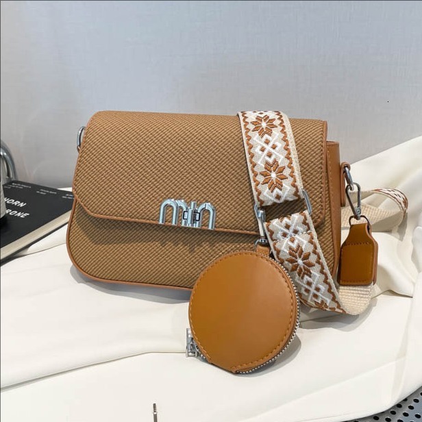 2025 new fashionable Korean niche small square with feminine temperament, versatile, simple, wide strap, single shoulder crossbody bag