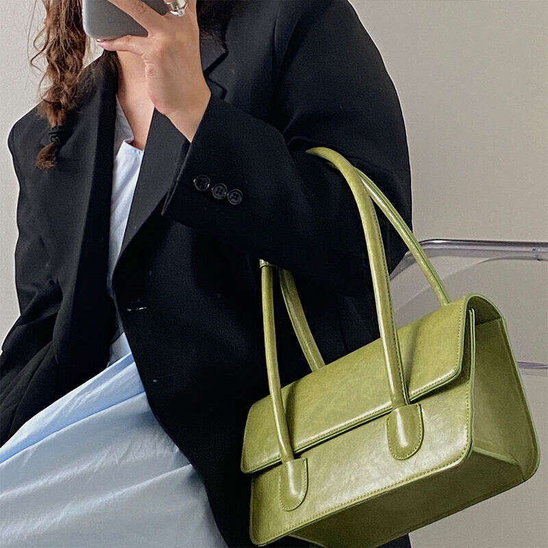 Small niche design armpit for women 2025 new fashion oil wax leather mailman bag, high-end feel handbag shoulder bag trend