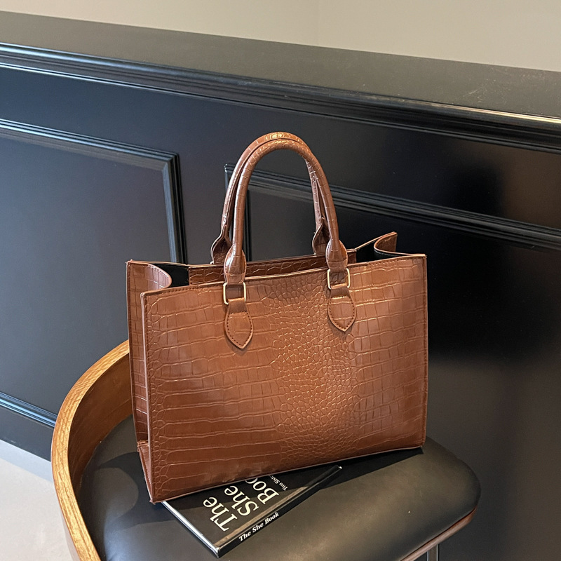 New Free Delivery Designer Bag 2025 Spring/summer New Large Capacity Tote Simple Style Handheld Shoulder Casual Crossbody Bag High Luxury Bag End Fema