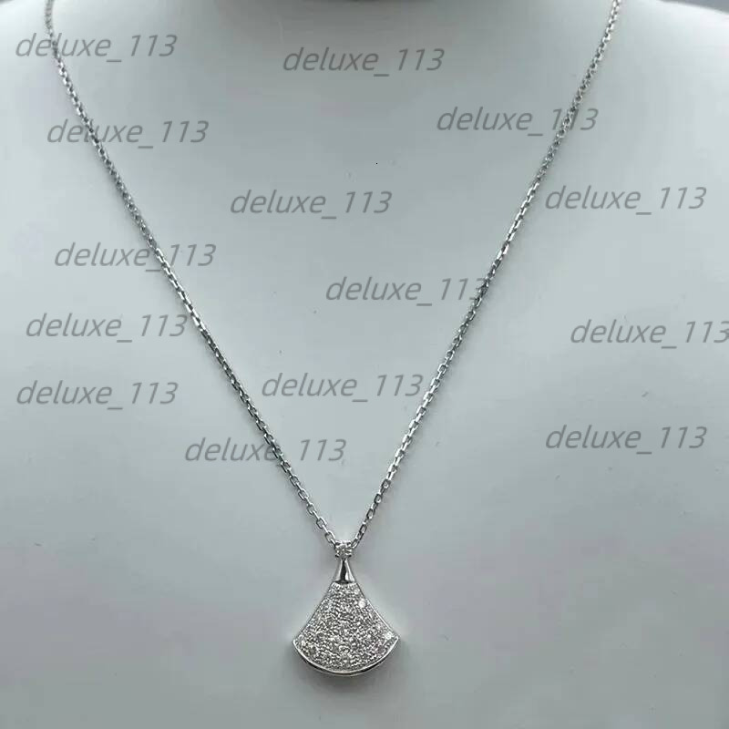 S Small Skirt Necklace For White Mother In Law Scalloped Rose Gold Pendant Collarbone Chain Designer Jewelry Women
