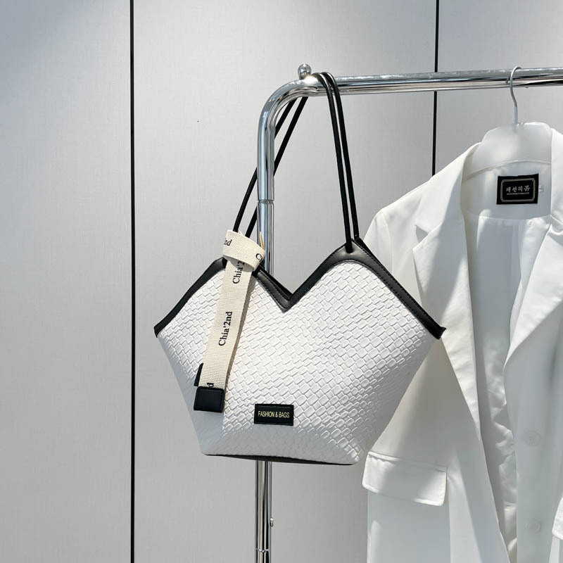 2025 Spring New Free Delivery Designer Bag Trendy Shoulder Bag With High Quality Large Luxury Bag Capacity Versatile For Women New Small And Unique To