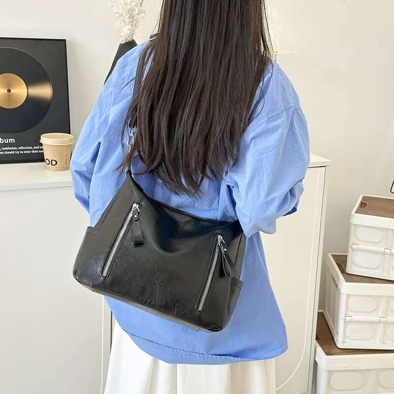 New In 2025 Spring Summer: Women's Fashionable Commuter Bag - Large Capacity, Retro Messenger Style With Textured Shoulder Strap