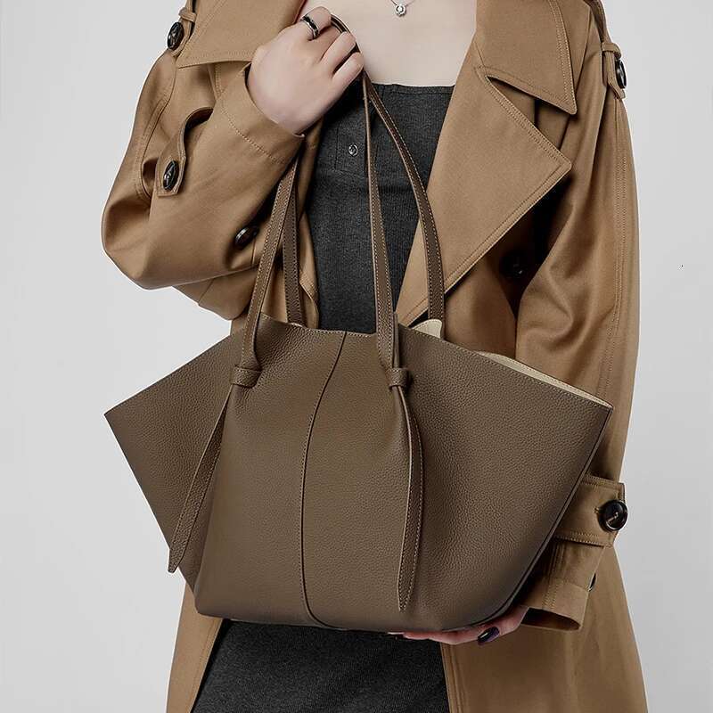 Top Layer Cowhide Large Capacity Tote Leather Women's Fashion Bat Commuter Carrying Wings Bag