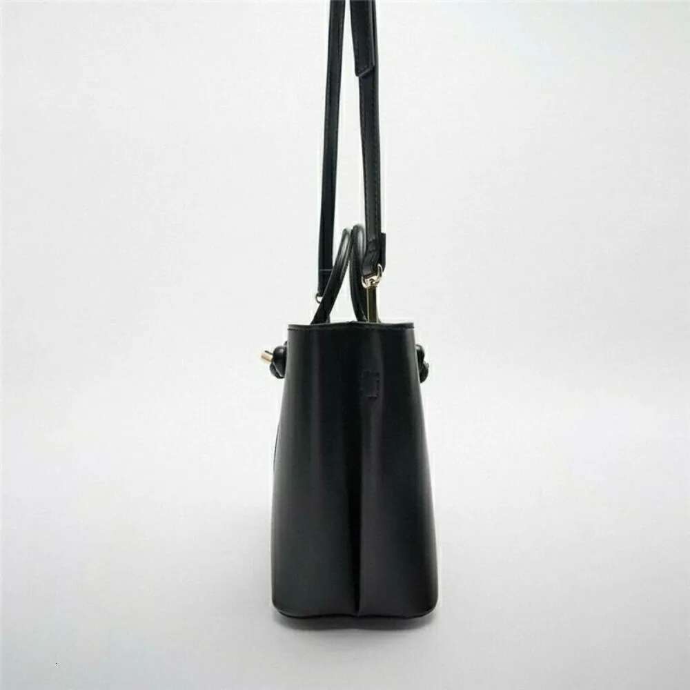 New Handheld Fashionable Simple Temperament Commuter Solid Color Mini City Leisure Handbag High Texture Large Capacity Bag