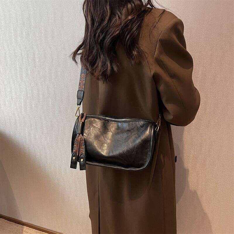 fast shipping Women's 2025 New Fashionable Versatile Casual Western Style Wide Strap Single Shoulder Girls' Crossbody Bag, Trendy