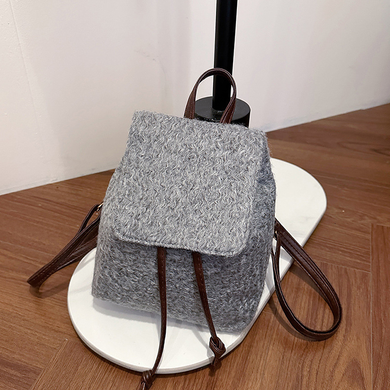 Free Delivery Designer Bag Elegant And Niche Design For Women 2025 New Fashion Extremely Simple Woolen Student Class Backpack Luxury Bag