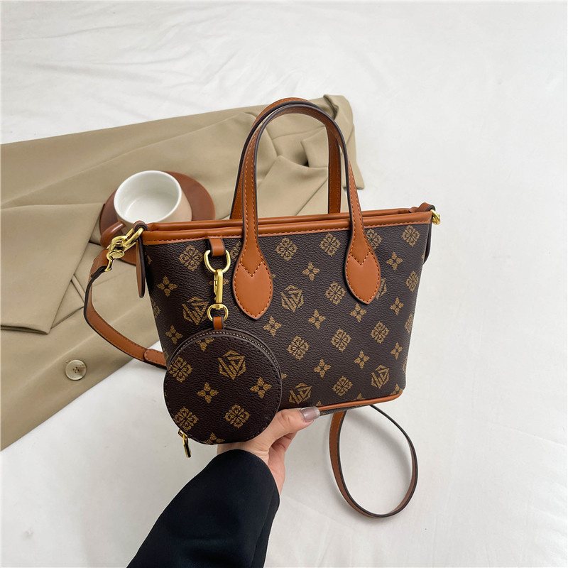 Free shipping 2025 new designer bag, fashionable commuting high-end texture printed shoulder bag for women