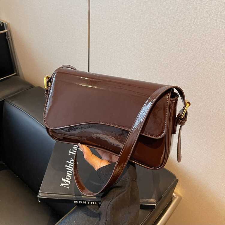 High quality new flip cover magnetic buckle shoulder bag for work and commuting Fashion and simple womens bag armpit bag diagonal cross handbag
