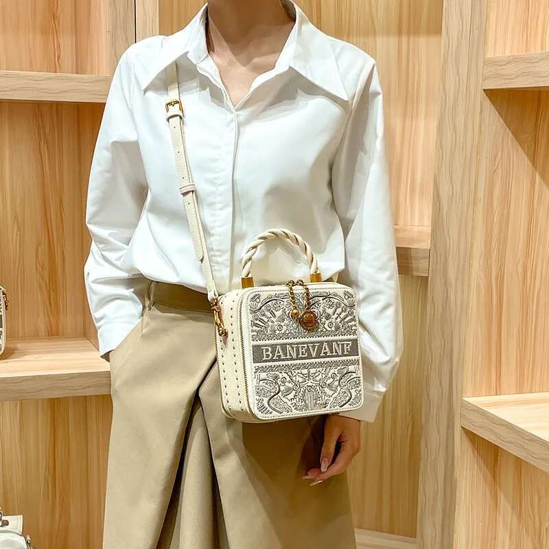 Light Brand Women's 2025 New Embroidered Box Bag, Fashionable Designer High-End Single Shoulder Crossbody Bag