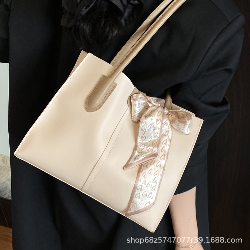 New Simple and Fashionable Large Capacity Underarm Luxury Casual Women's Commuter Shoulder Bag Retro High Texture Designer Versatile Commuter Bag