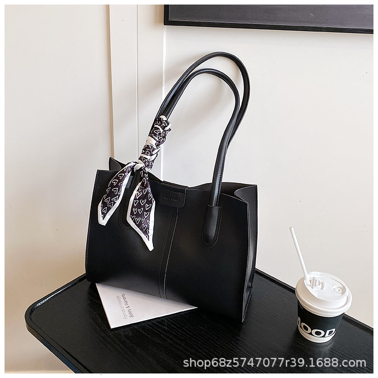 New Simple and Fashionable Large Capacity Underarm Luxury Casual Women's Commuter Shoulder Bag Retro High Texture Designer Versatile Commuter Bag