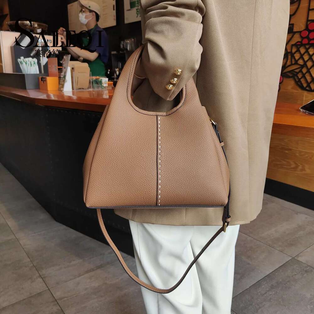 Genuine Leather New Vegetable Basket Handbag Simple And Versatile The Korean Version Of The Contrasting Color Commuting Bag