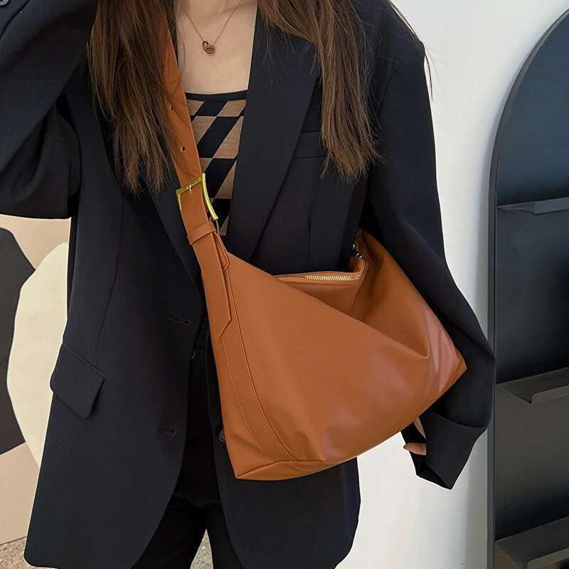 Large Capacity Shoulder PU Leather Messenger Commuting Casual Use Underarm Trendy Bag Totes Handbag