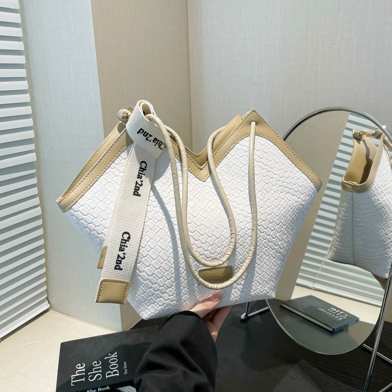 2025 Spring New Free Delivery Designer Bag Trendy Shoulder Bag With High Quality Large Luxury Bag Capacity Versatile For Women New Small And Unique To