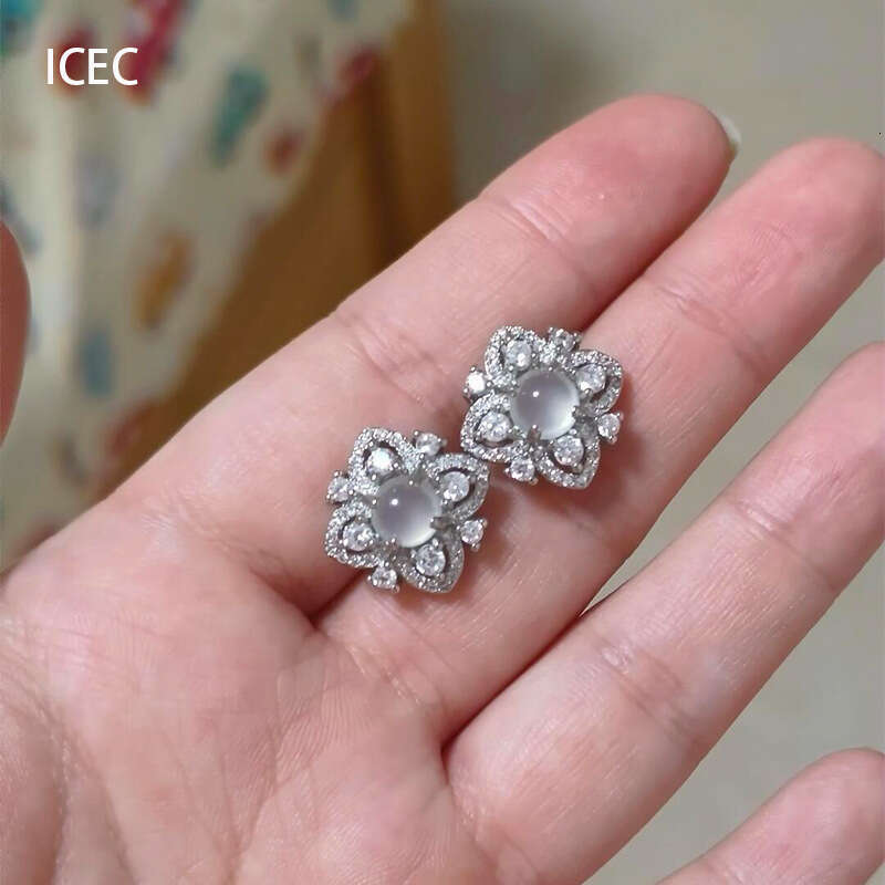Sparkling micro inlaid four leaf clover with a refreshing cool feeling, super stylish versatile, exquisite and high-end, atmospheric earrings